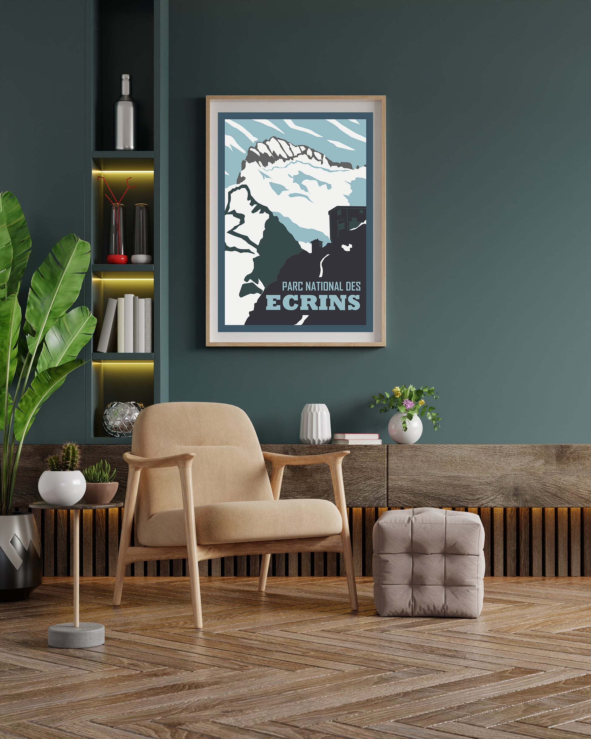 Poster Écrins Sortie Longue encadré dans une pièce avec parquet et fauteuil ; affiche montagne parc national, déco murale pour bureau ou salon, souvenir de randonnée.