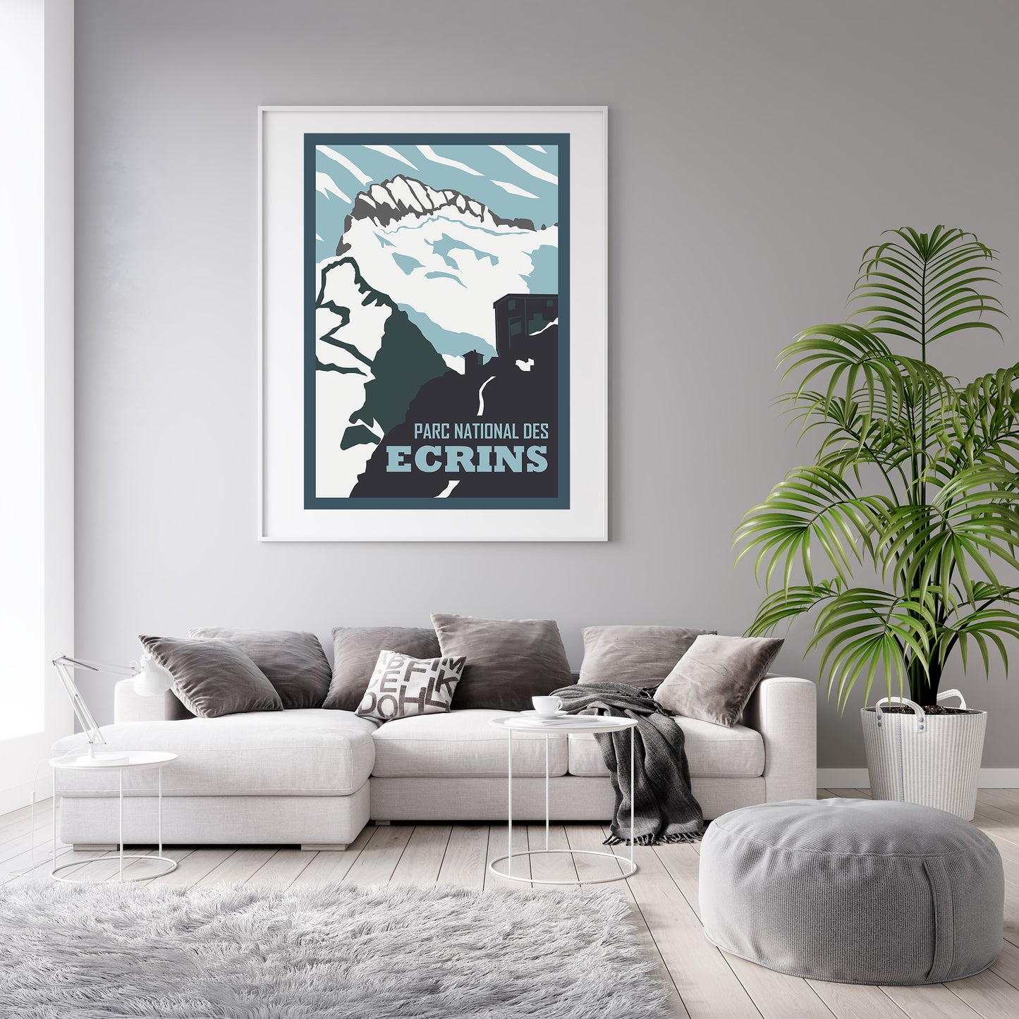 Affiche « Parc national des Écrins » Sortie Longue encadrée au-dessus d’un canapé dans un salon clair ; poster montagne style vintage, décoration murale nature pour intérieur sobre.