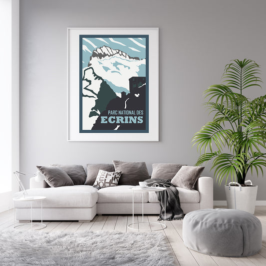Affiche « Parc national des Écrins » Sortie Longue encadrée au-dessus d’un canapé dans un salon clair ; poster montagne style vintage, décoration murale nature pour intérieur sobre.