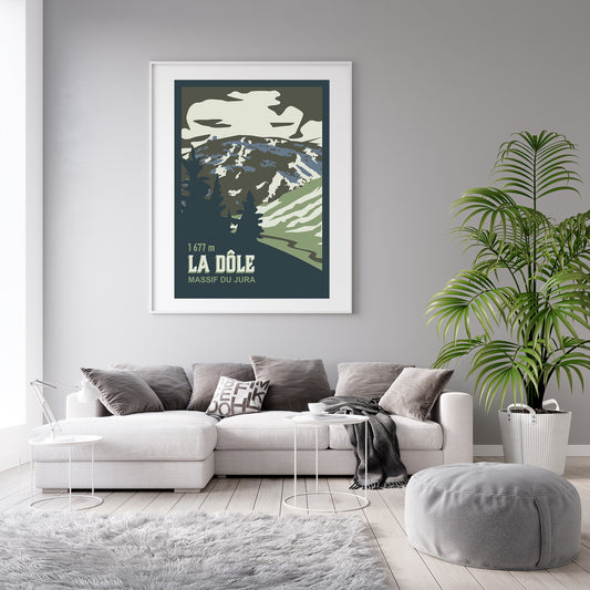 Affiche La Dôle Sortie Longue encadrée au-dessus d’un canapé dans un salon gris, poster montagne du Jura pour décoration murale sobre, souvenir randonnée et idée cadeau nature.