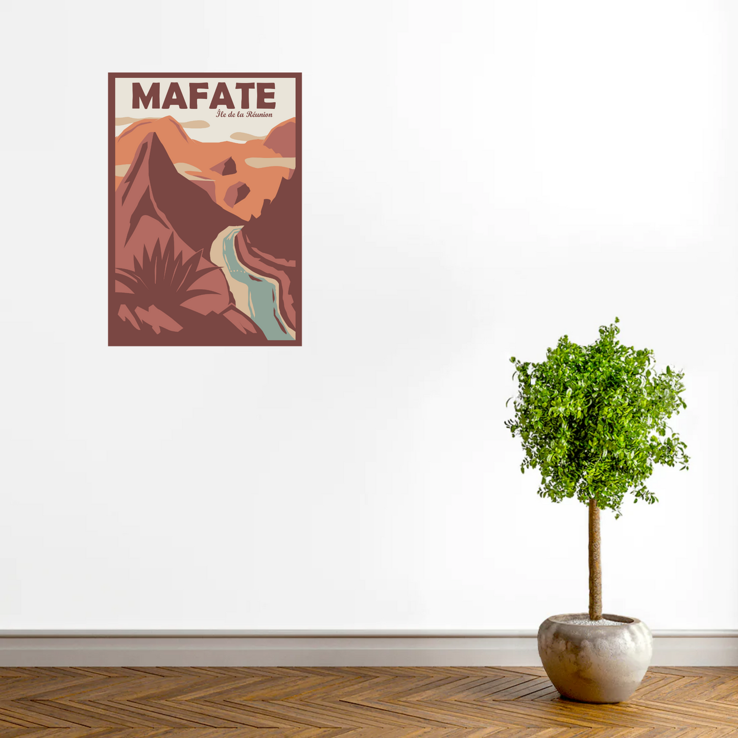 Poster Cirque de Mafate Sortie Longue sur mur blanc avec arbre en pot ; affiche voyage La Réunion, décoration murale exotique et montagne, idée cadeau nature.