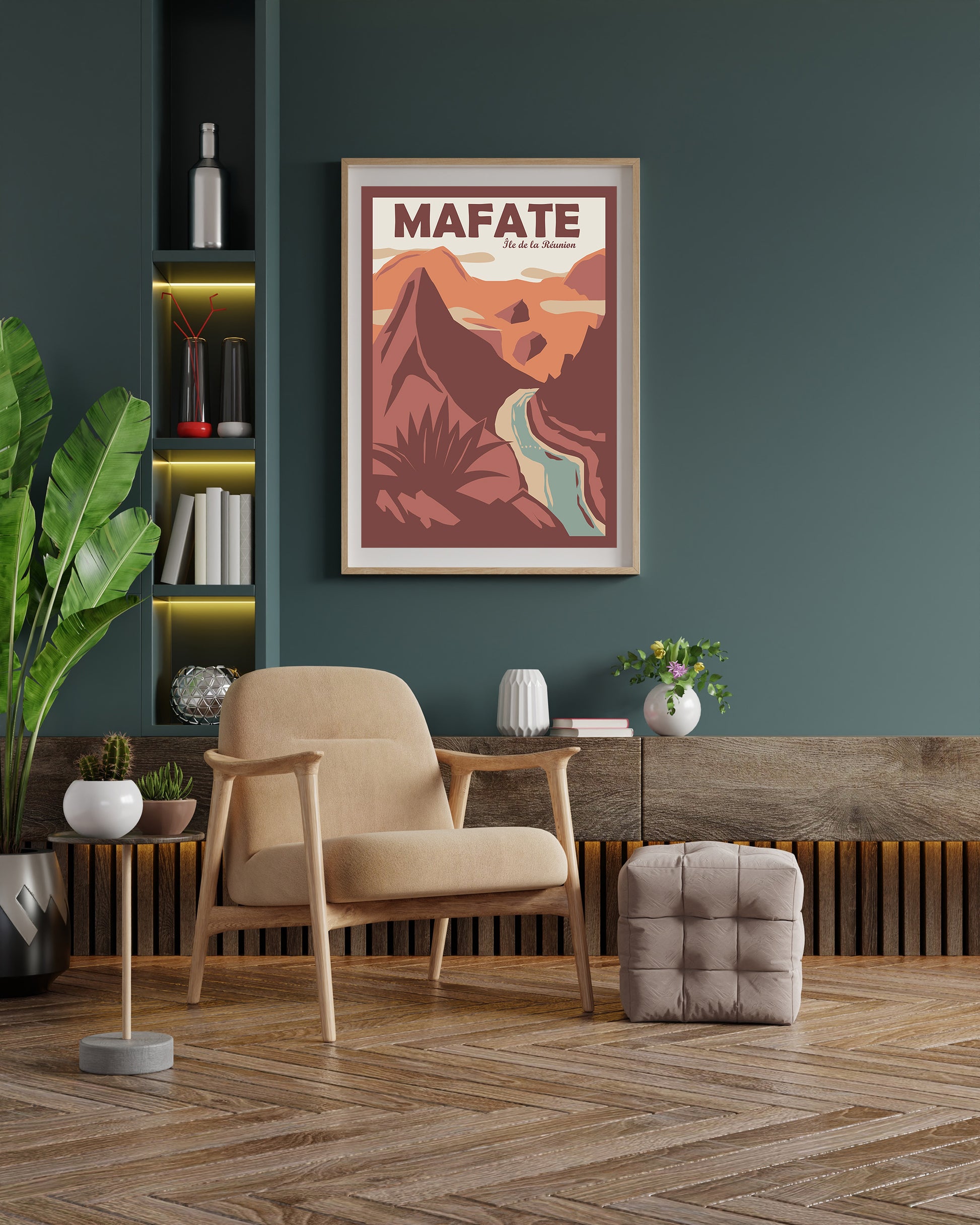 Affiche « Mafate » Sortie Longue encadrée dans une pièce au mur vert avec fauteuil ; poster Cirque de Mafate à La Réunion, déco murale voyage et nature, idée cadeau à offrir.