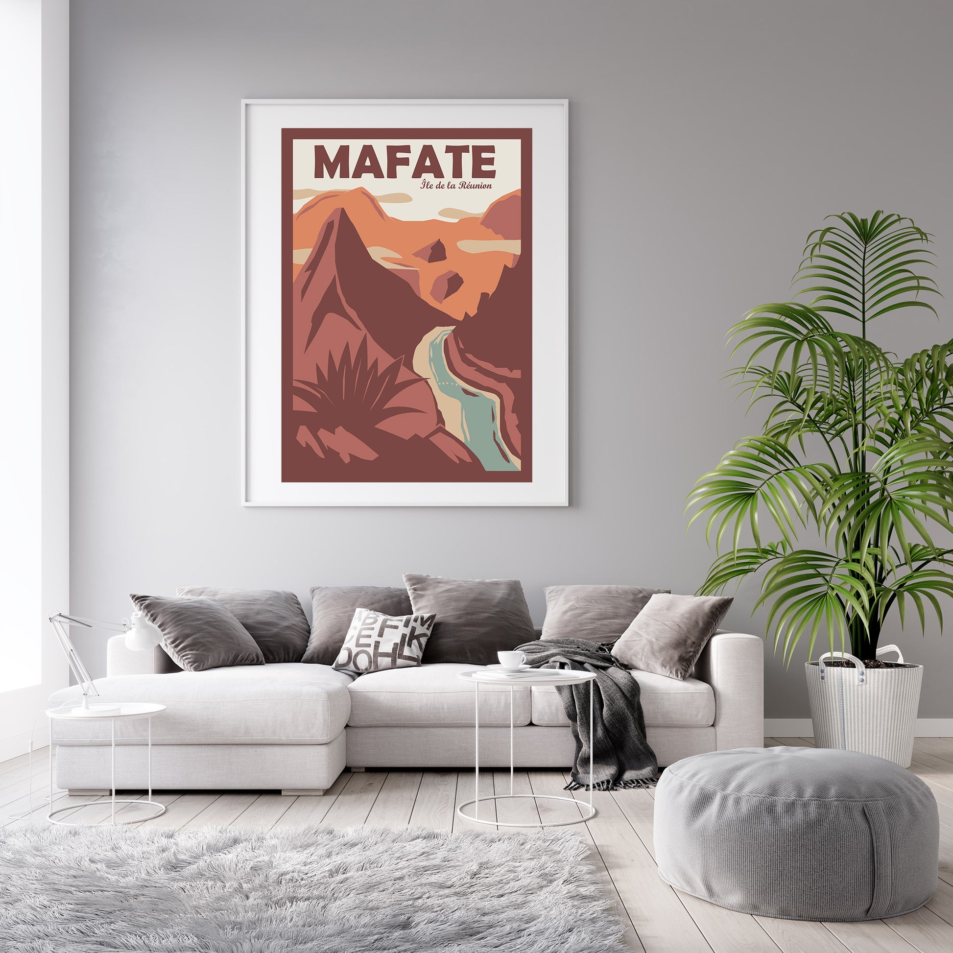 Affiche Mafate Sortie Longue encadrée au-dessus d’un canapé dans un salon clair ; poster Cirque de Mafate, déco murale voyage, idée cadeau à offrir à un amateur de randonnée.