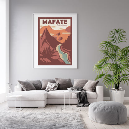 Affiche Mafate Sortie Longue encadrée au-dessus d’un canapé dans un salon clair ; poster Cirque de Mafate, déco murale voyage, idée cadeau à offrir à un amateur de randonnée.