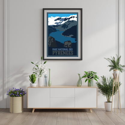 Affiche « Parc national des Pyrénées » Sortie Longue encadrée au-dessus d’un buffet clair avec plantes ; poster montagne style vintage, déco murale nature, idée cadeau à offrir.