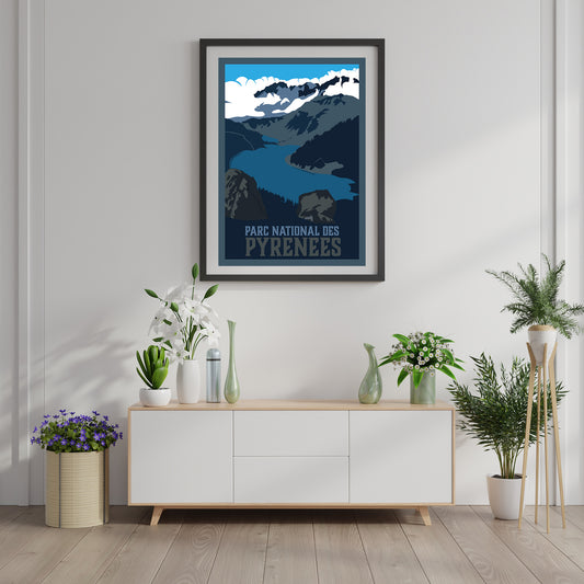 Affiche « Parc national des Pyrénées » Sortie Longue encadrée au-dessus d’un buffet clair avec plantes ; poster montagne style vintage, déco murale nature, idée cadeau à offrir.
