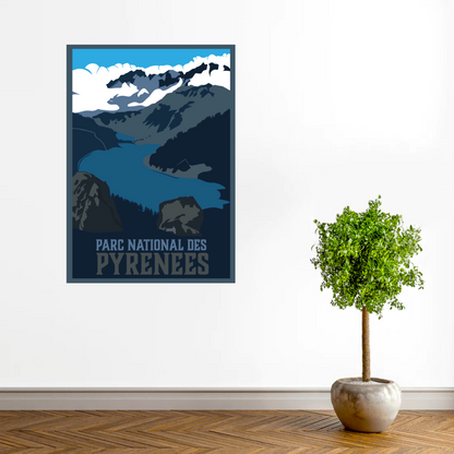 Poster « Parc national des Pyrénées » Sortie Longue sur mur blanc avec arbre en pot ; affiche montagne et lac, décoration intérieure minimaliste, idée cadeau nature.