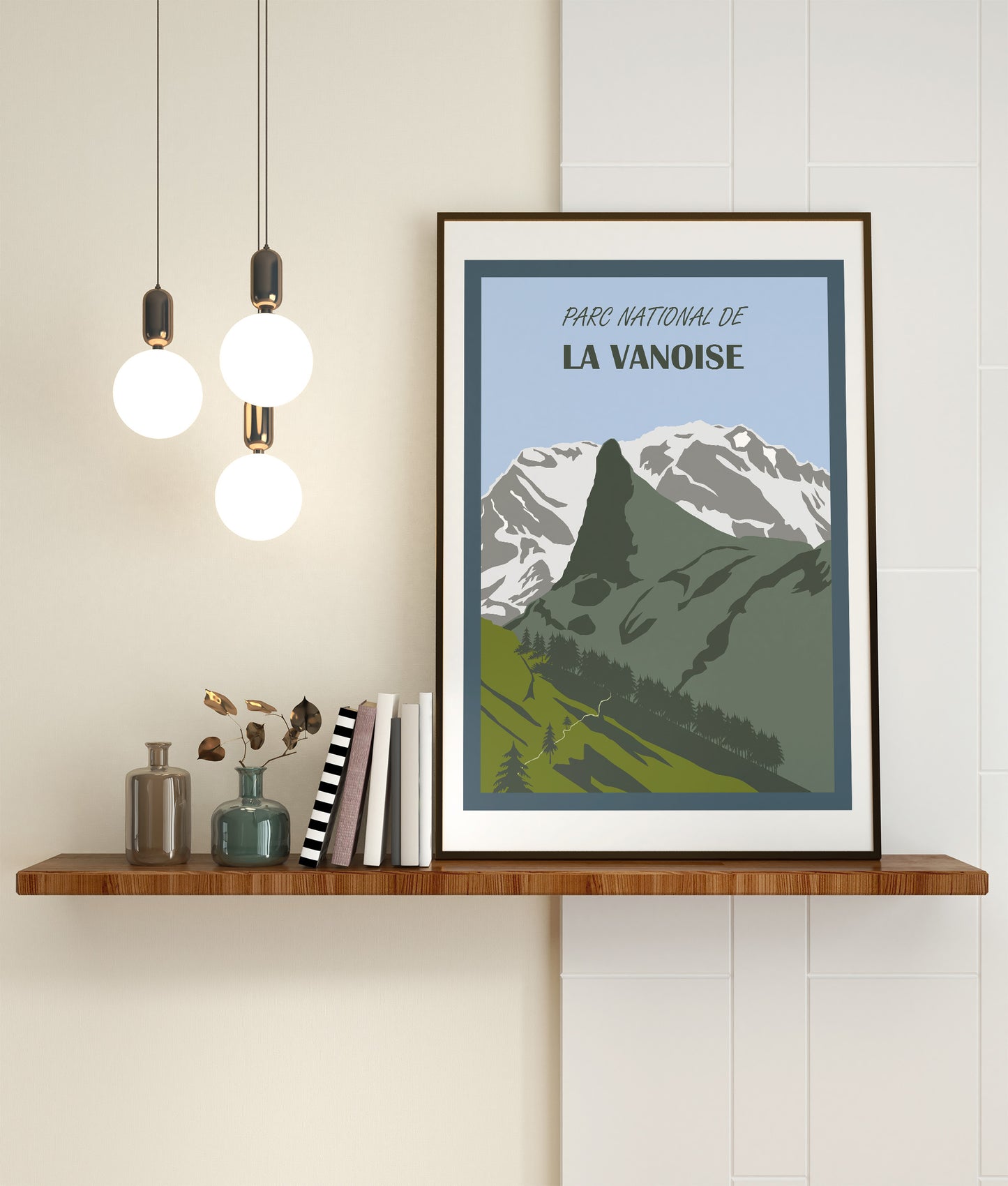 Affiche Vanoise Sortie Longue posée sur une étagère sous suspensions ; poster montagne Alpes, décoration murale sobre, idée cadeau nature.