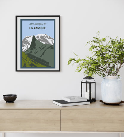 Poster « Parc national de la Vanoise » Sortie Longue sur mur blanc avec plante ; affiche montagne enneigée, décoration intérieure minimaliste, cadeau à offrir.