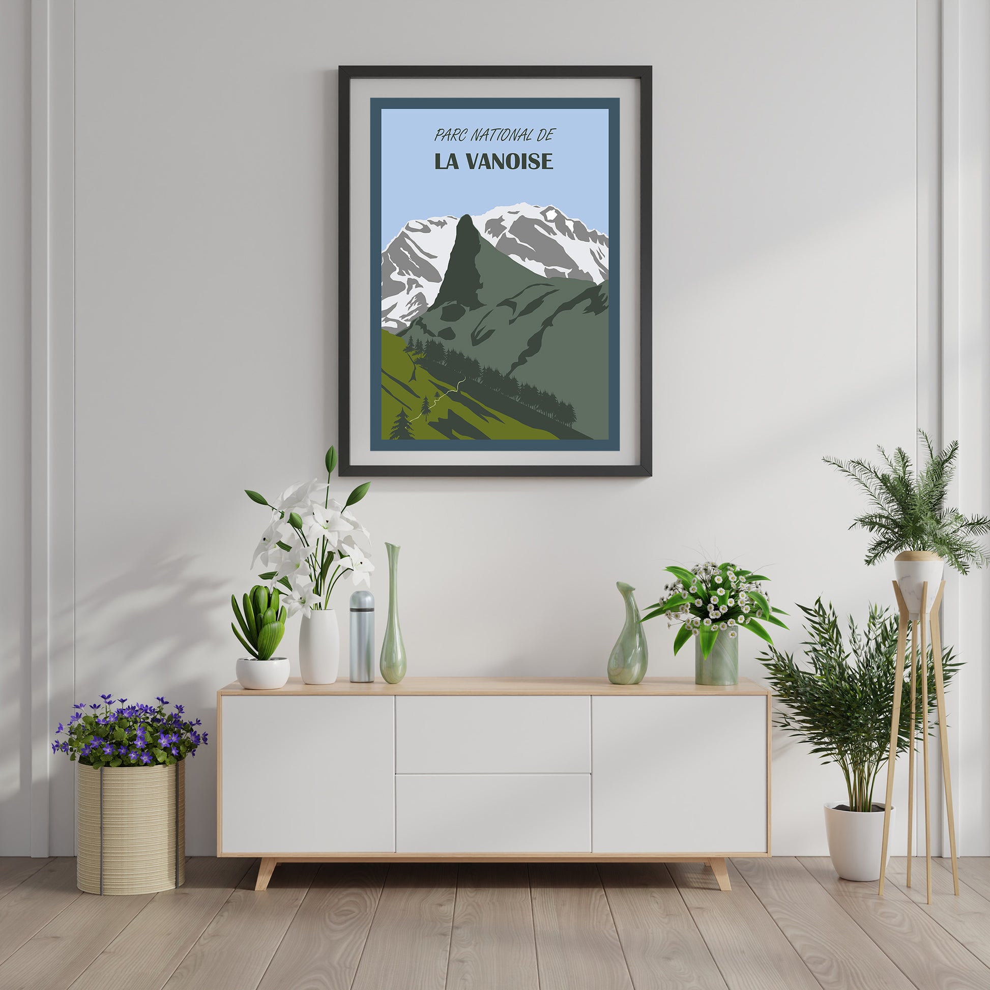 Affiche Parc national de la Vanoise Sortie Longue encadrée au-dessus d’un buffet dans une pièce grise ; poster montagne vintage, déco murale nature pour salon.