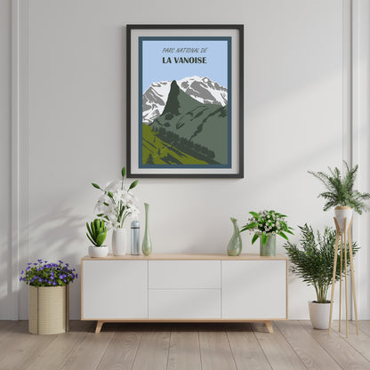 Affiche Parc national de la Vanoise Sortie Longue encadrée au-dessus d’un buffet dans une pièce grise ; poster montagne vintage, déco murale nature pour salon.