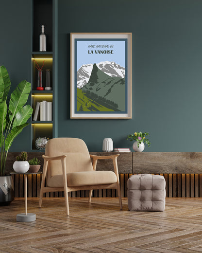 Affiche « Parc national de la Vanoise » Sortie Longue encadrée dans une pièce au mur vert avec fauteuil et étagère ; poster montagne style vintage, déco nature, idée cadeau à offrir.