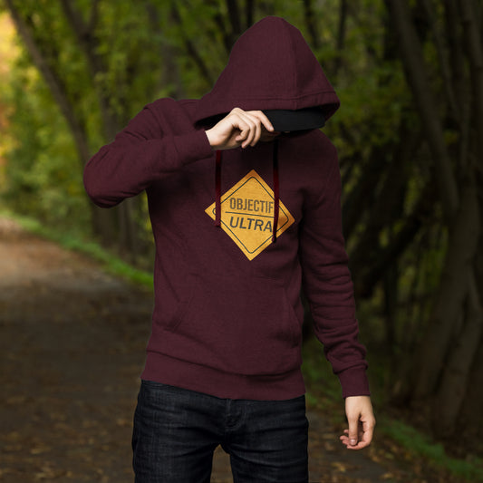 Sweat à capuche unisexe bordeaux Sortie Longue porté en extérieur en sous-bois, design Objectif Ultra sur fanion de balisage, vêtement de sortie longue pour attente au sas et fin de journée.