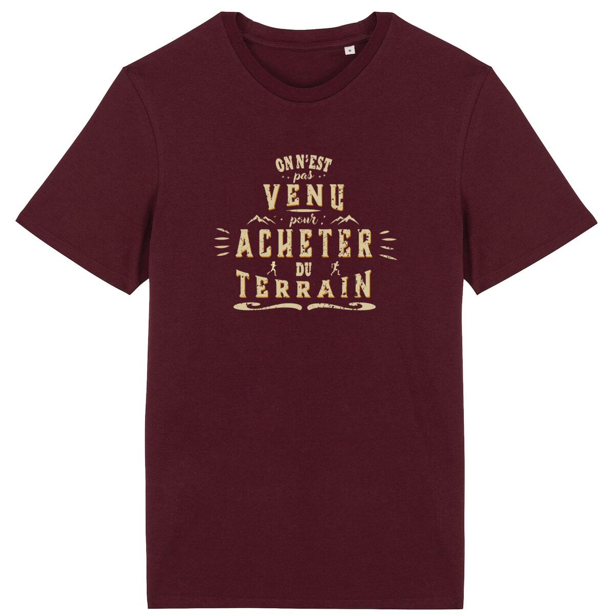 T-shirt Sortie Longue bordeaux, vue de face, slogan « On n’est pas venu pour acheter du terrain » imprimé, mise en page typographique; t-shirt unisexe pour quotidien et esprit trail.