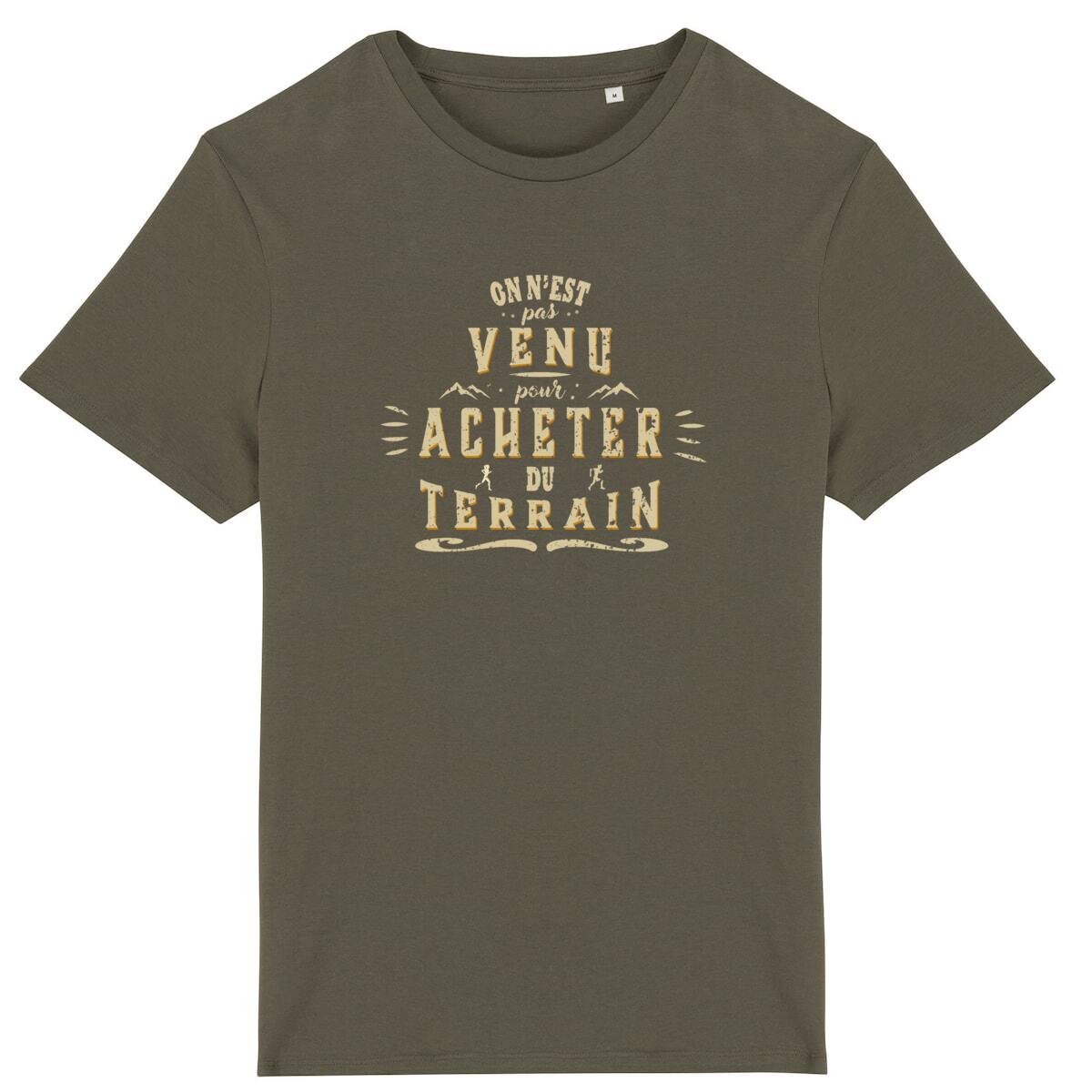 Vue de face t-shirt kaki, phrase « On n’est pas venu pour acheter du terrain » en typographie dense.