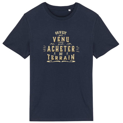 Vue de face t-shirt bleu marine, texte acheter du terrain centré, composition compacte.