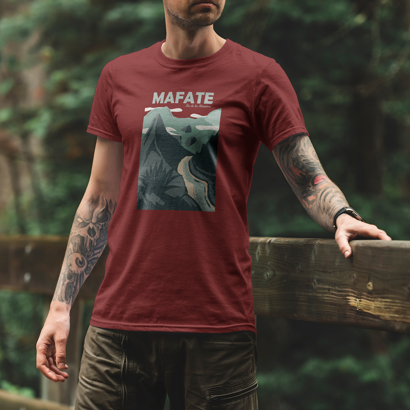 Modèle portant le t-shirt Sortie Longue bordeaux en extérieur, vue de face, visuel Cirque de Mafate depuis Dos d’Âne à La Réunion; tenue pour marche, randonnée et trail sur sentier.