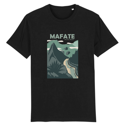 Vue de face t-shirt noir, motif Mafate centré, relief et végétation stylisés.