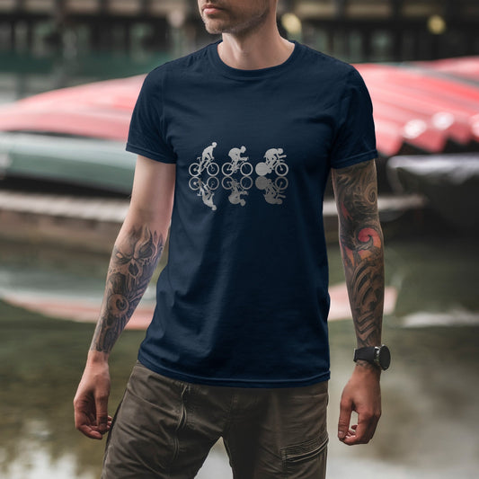 Modèle portant le t-shirt Sortie Longue bleu marine en extérieur, vue de face, design cyclisme avec trois profils (grimpeur, rouleur, sprinteur) en silhouettes; t-shirt pour vélo et déplacements.
