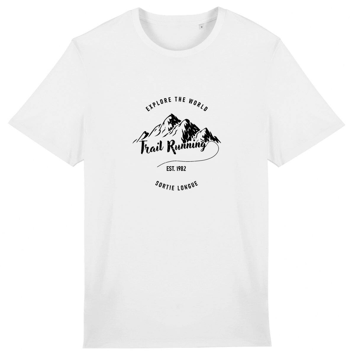 T-shirt Sortie Longue blanc, vue de face, impression « Explore the world » / « Trail running » avec ligne de sommets, style épuré; t-shirt pour marche, sentier et déplacements.