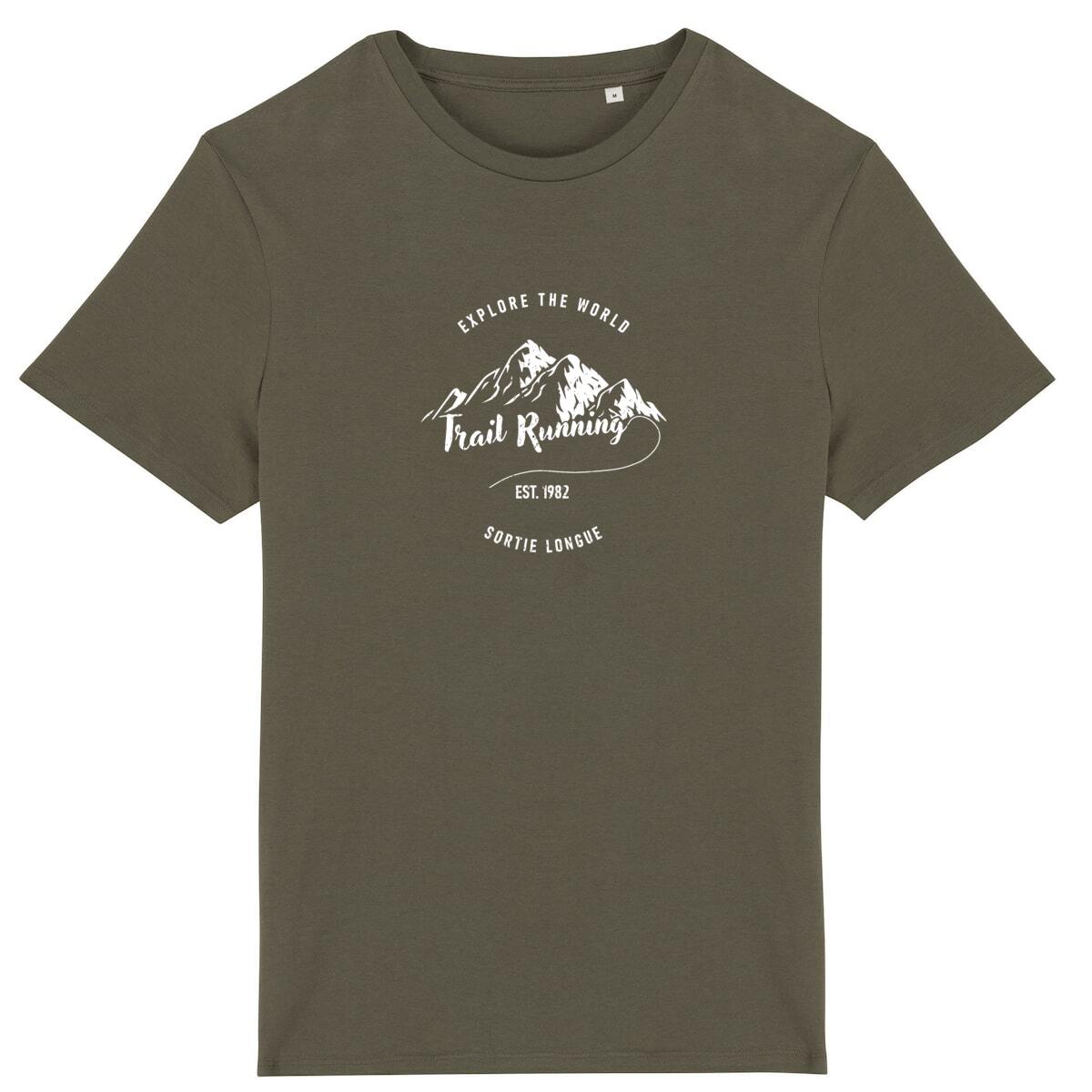 Vue de face t-shirt kaki, motif « Explore the world – Trail running » centré, montagnes stylisées.