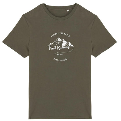 Vue de face t-shirt kaki, motif « Explore the world – Trail running » centré, montagnes stylisées.