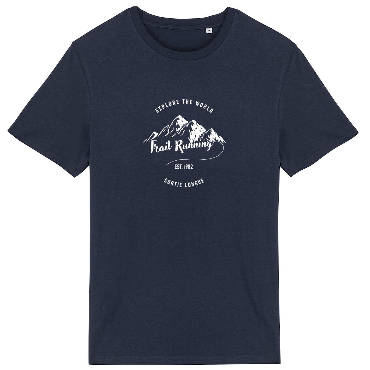 T-shirt Sortie Longue bleu marine, vue de face, impression « Explore the world » / « Trail running » avec ligne de sommets, motif centré; t-shirt unisexe pour marche et sorties dehors.