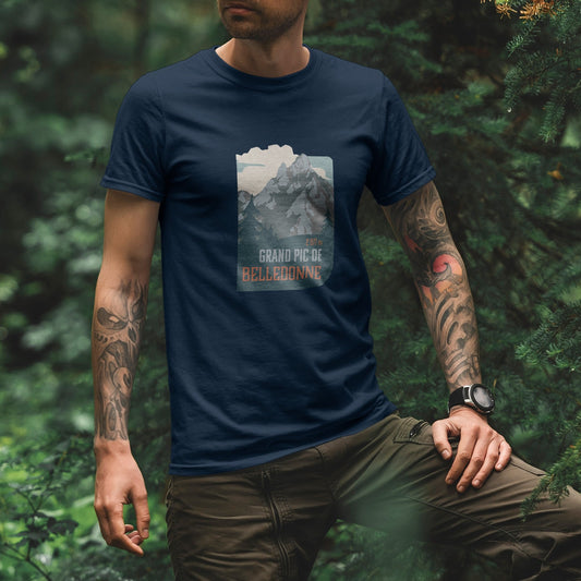 T-shirt unisexe Sortie Longue porté en forêt, vue de face, design Grand Pic de Belledonne imprimé devant avec “2977 m”, tenue sobre pour randonnée et trail en Belledonne.