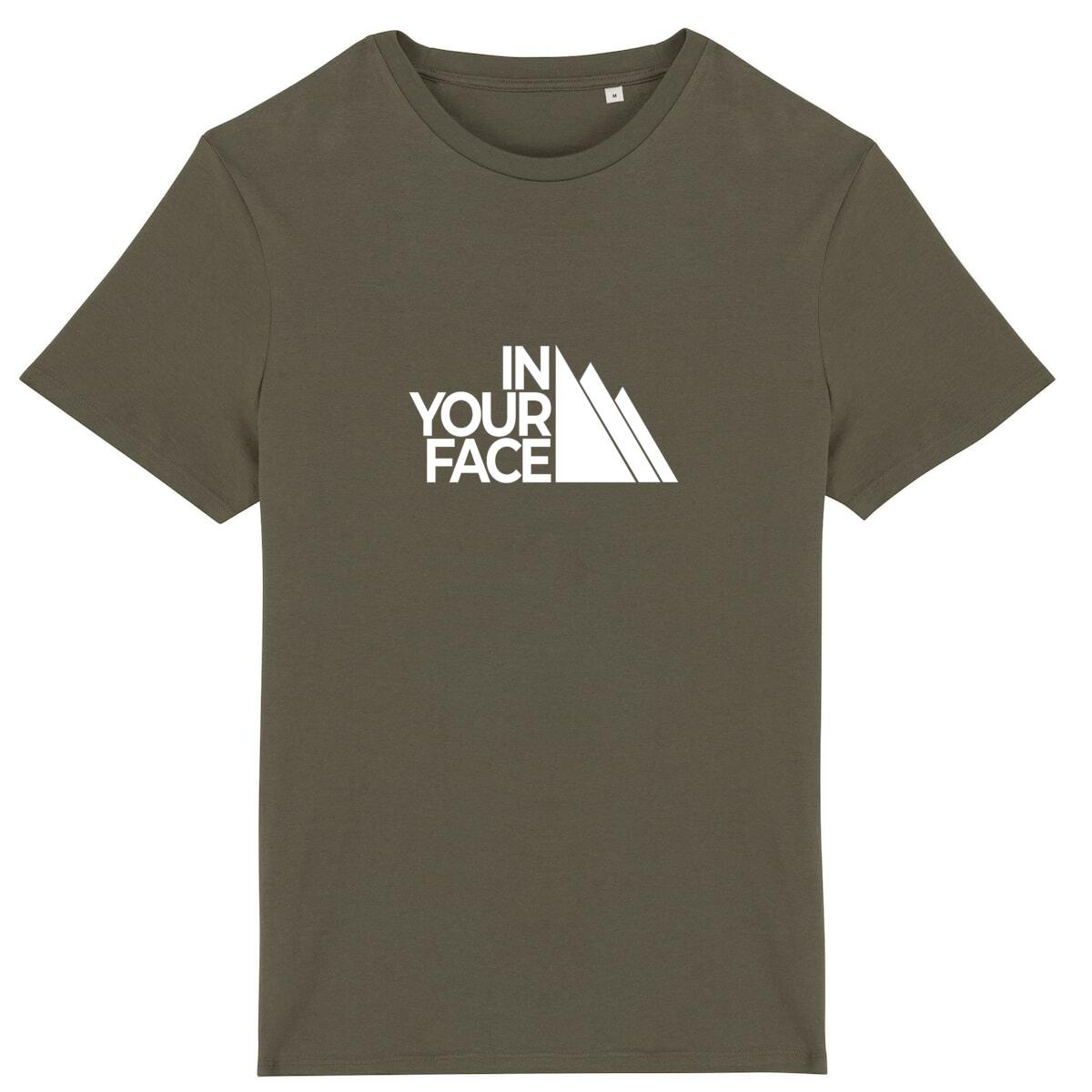 Vue de face t-shirt kaki, design In Your Face centré, pictogramme de massif revisité.