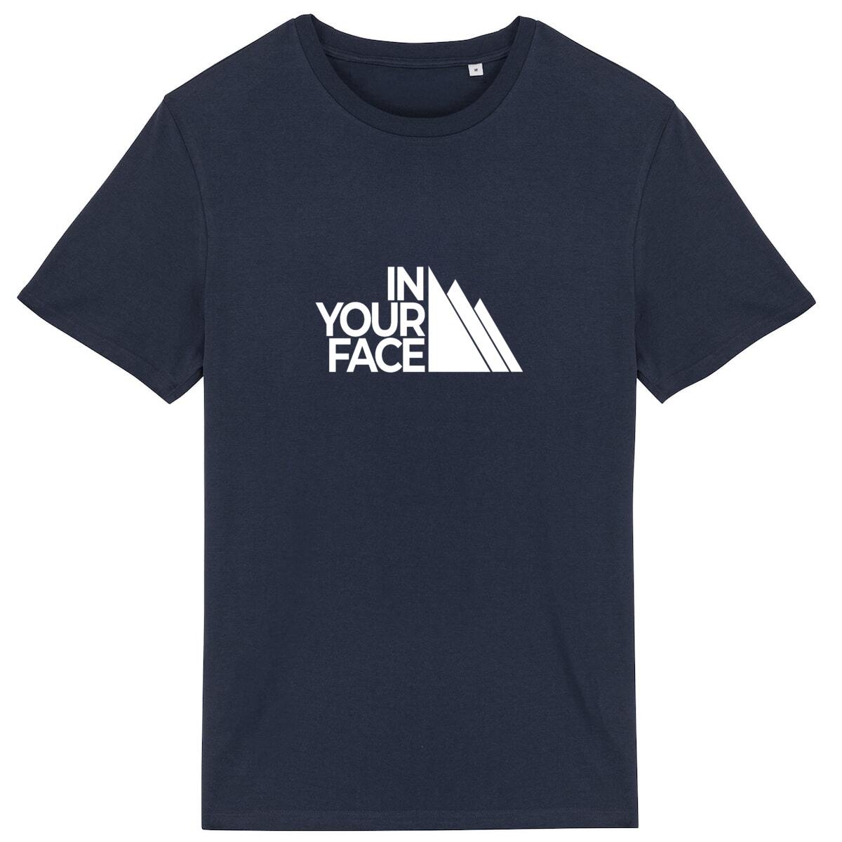 Vue de face t-shirt bleu marine, design In Your Face centré, montagne stylisée et typographie compacte.