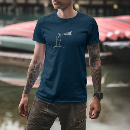 Homme portant un t-shirt unisexe Sortie Longue bleu marine, design Marmotte Ravito avec texte “RAVITO!”, scène urbaine en extérieur, référence trail running et ravitaillement en montagne.