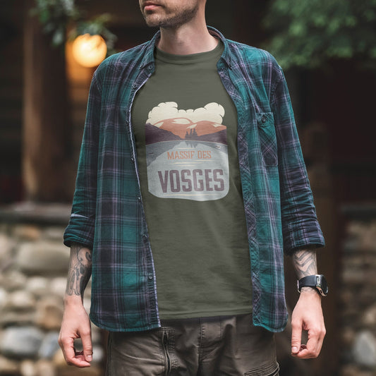 Modèle portant le t-shirt Sortie Longue kaki en extérieur, vue de face, visuel Massif des Vosges “Lac des Corbeaux” près de La Bresse, composition type affiche; tenue pour marche, randonnée et sorties nature.