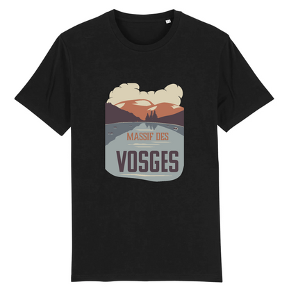 Vue de face t-shirt noir, motif Vosges centré, lac encaissé et crêtes stylisées.