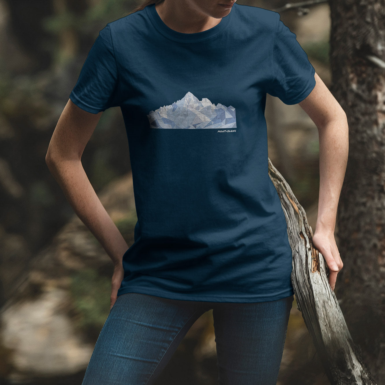 T-shirt unisexe Sortie Longue bleu porté en extérieur, vue de face, design Mont-Blanc low poly imprimé sur la poitrine, silhouette géométrique du massif, tenue sobre pour marche, randonnée et trail en montagne.