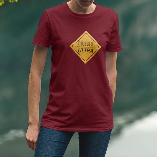 T-shirt unisexe Sortie Longue bordeaux porté, vue de face, losange jaune « Objectif Ultra » centré, look course nature; tenue pour trail running, marche et déplacements.