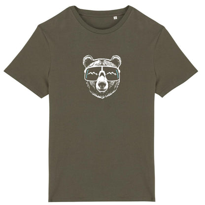 Vue de face t-shirt kaki, design ours sportif centré, lunettes et reflet de montagnes.