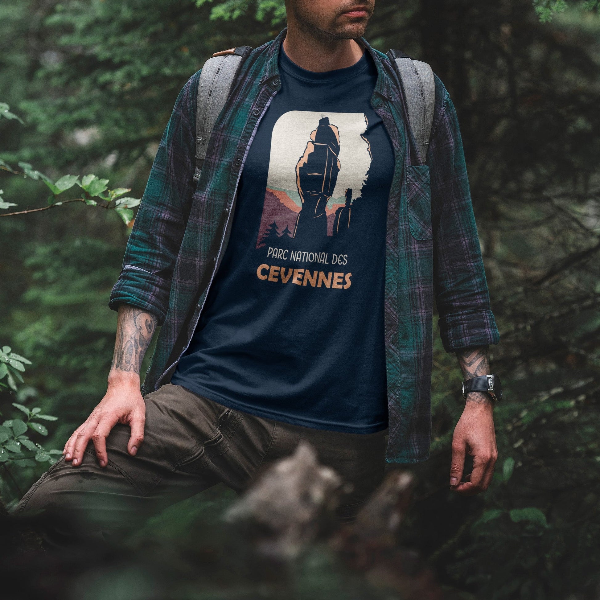 Modèle portant le t-shirt Sortie Longue bleu marine en extérieur, vue de face, visuel Parc national des Cévennes avec Vase de Chine et Vase de Sèvres près du Rozier (Lozère); tenue pour marche, randonnée et sorties nature.