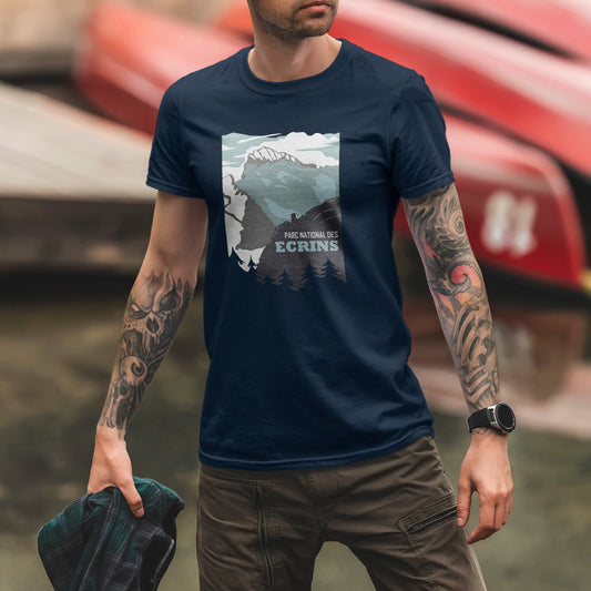 Modèle portant le t-shirt Sortie Longue bleu marine en extérieur, vue de face, visuel Parc national des Écrins avec refuge, Barre des Écrins et Glacier Blanc; tenue pour randonnée, trek et trail en montagne.