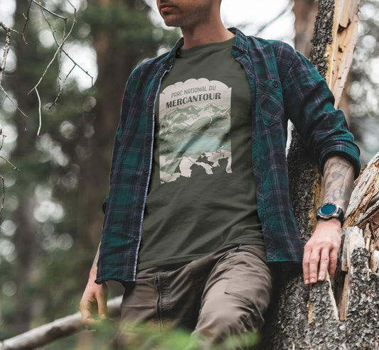 Modèle portant le t-shirt Sortie Longue bleu marine en extérieur, vue de face, visuel Parc national du Mercantour avec Lac d’Allos et combes du Pelat depuis le col de l’Encombrette; tenue pour marche, randonnée et sentier.