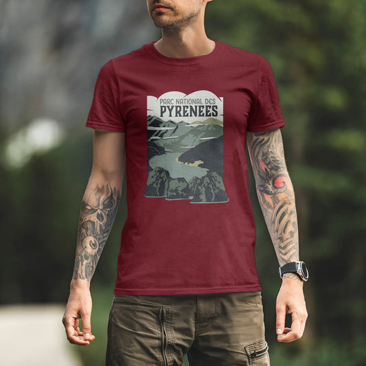 Modèle portant le t-shirt Sortie Longue bordeaux en extérieur, vue de face, visuel Parc national des Pyrénées depuis le Pic de Néouvielle, Lac d’Aubert et sommets; tenue pour randonnée, trek et trail en montagne.