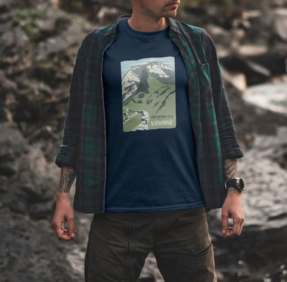 Modèle portant le t-shirt Sortie Longue bleu marine en extérieur, vue de face, visuel Parc national de la Vanoise depuis le Vallon de la Glière, sommets Aiguille de la Vanoise et Grande Casse; tenue pour marche, randonnée et trail.