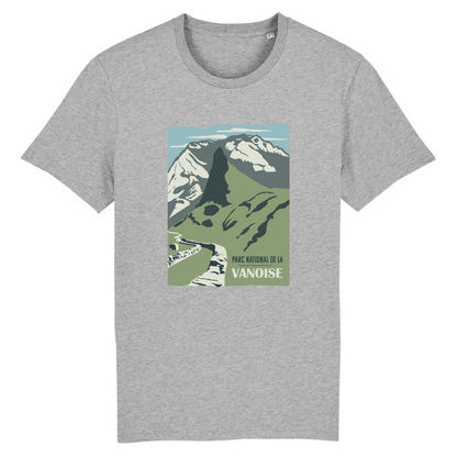 Vue de face t-shirt gris chiné, design Parc national de la Vanoise centré, relief et vallon.