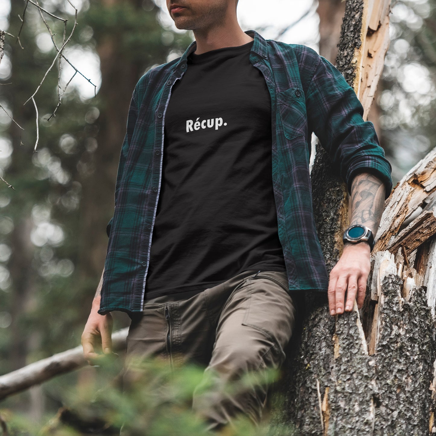 T-shirt unisexe Sortie Longue Récup. porté en extérieur après une sortie nature, inscription typographique minimaliste évoquant les temps de récupération et de retour au calme.